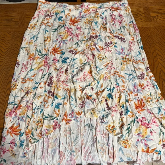NEW Torrid Swiss Dot Ruffle Hi-Low Maxi Skirt 4X in Floral Ivory Tiered Ruffle - Picture 4 of 16